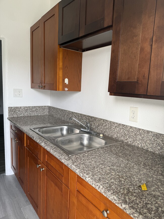 Kitchen - 910 S Marengo Ave Unit 1