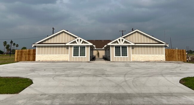 Building Photo - 2120 Southridge Ave Unit D