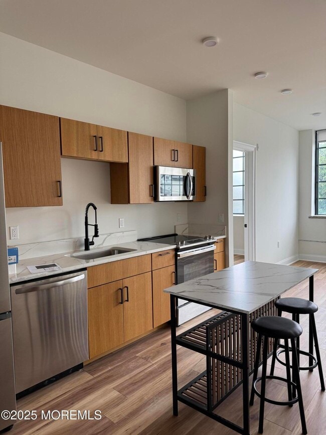 Building Photo - 179 Chelsea Ave Unit 305