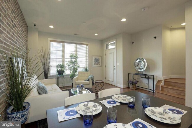 Photo - 2009 Richmond Hwy Unidad 101