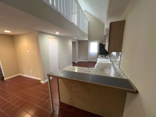 Photo - 627 E 14th St Unit C