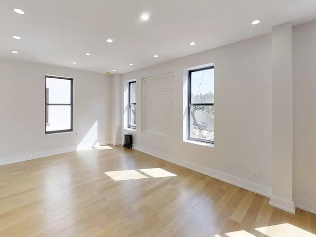 Building Photo - 12 Crown St Unit B08
