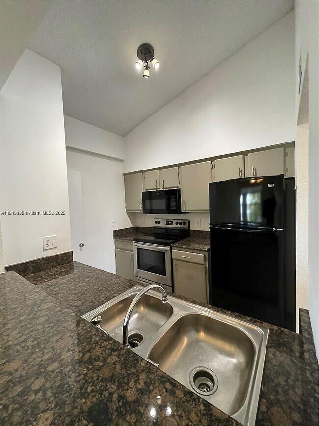 Photo - 2841 N Oakland Forest Dr Unit 211