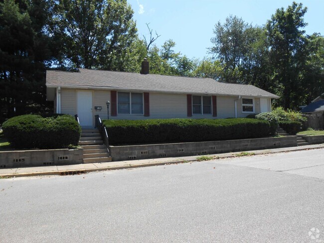 Building Photo - 200 E 17th St Rental