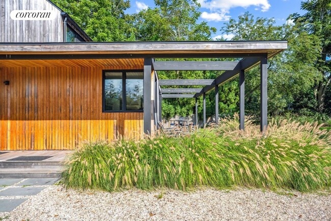 Photo - 75 Pantigo Rd