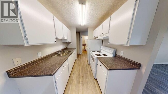Photo - 10028-10105 105 Ave