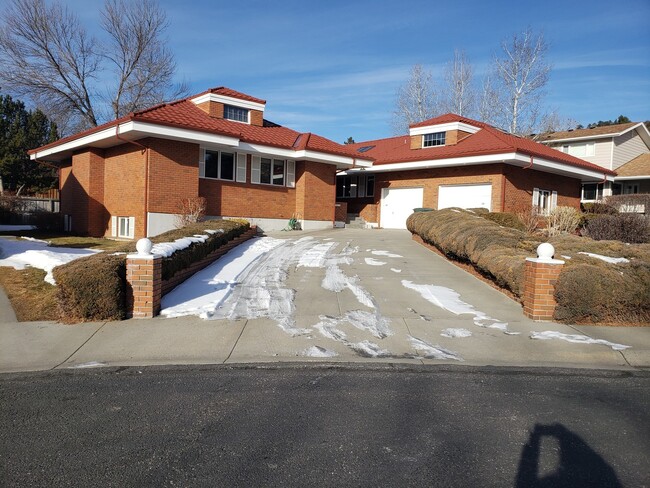 Building Photo - Stunning Brick House on cul de sac Minutes from Hospital & Downtown!