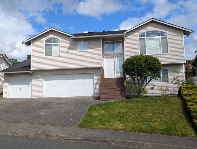 Now Available! Spacious 3-Bedroom Home wit... - Now Available! Spacious 3-Bedroom Home wit...