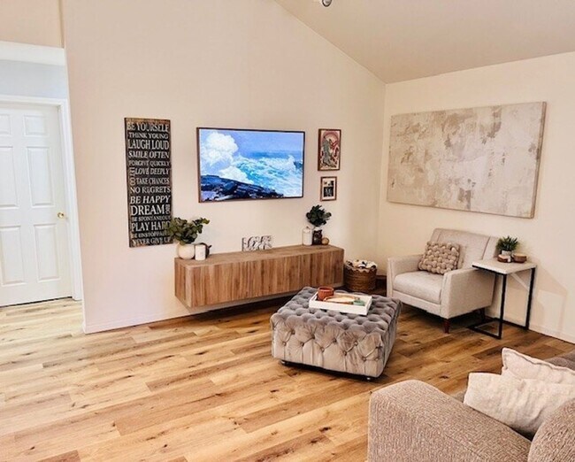 Photo - 1919 Cloverdale Way