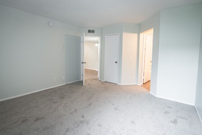 6310 Sylmar Ave