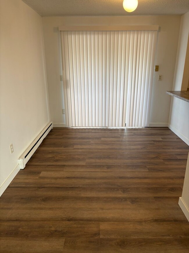 Photo - MP82 - 6119-6123 N. Addison St. Unit 6123