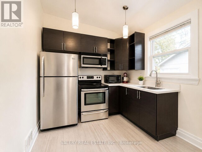 Photo - 1561 Hurontario St Unit 1