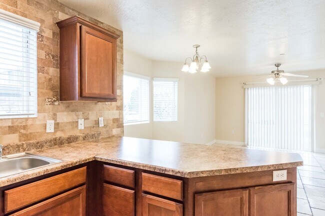 Photo - 3 Bedroom/2 bathroom Condo in Sandy