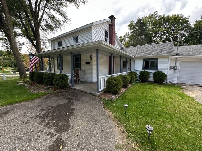 Building Photo - Rockford Schools! 3 Bedroom located Downtown Rental