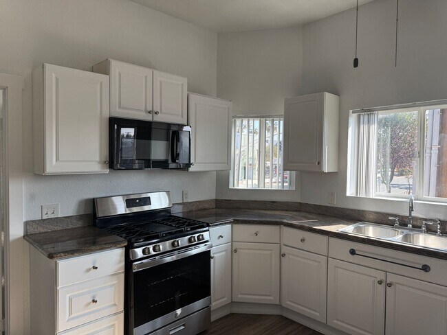 Photo - 939 University Ave Unit 202