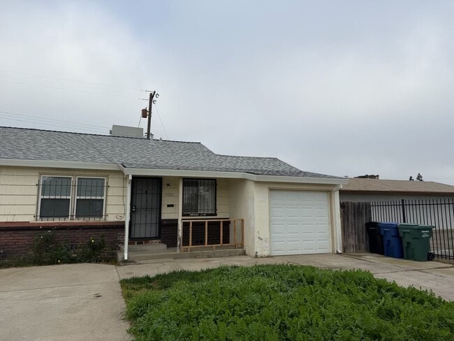 Building Photo - Single Story 2BR Home in Sacramento- $1,750, utilities included