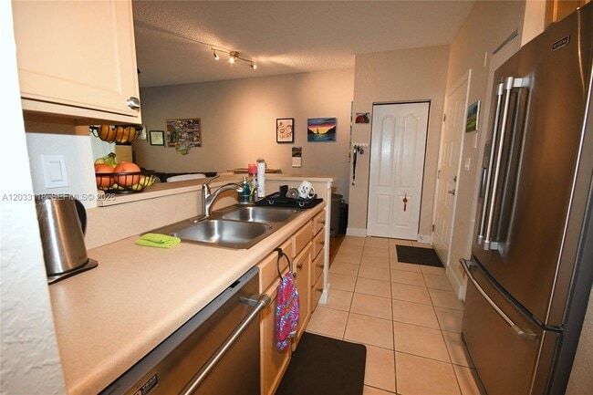 Building Photo - 6001 SW 70th St Unit 320