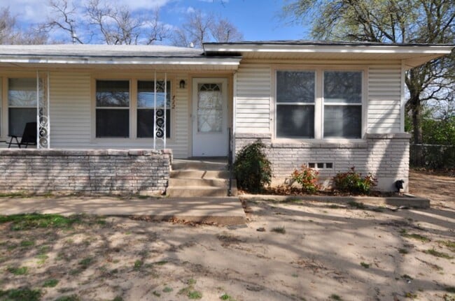 Photo - FOR LEASE!  Cute 1 Bedroom - 1 Bath - Duplex in Weatherford.