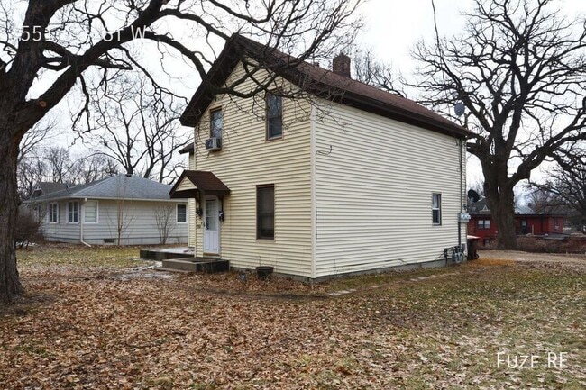 Building Photo - 551 6th St W Unit 1