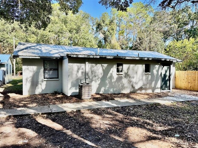 Building Photo - 643 NE Waldo Rd