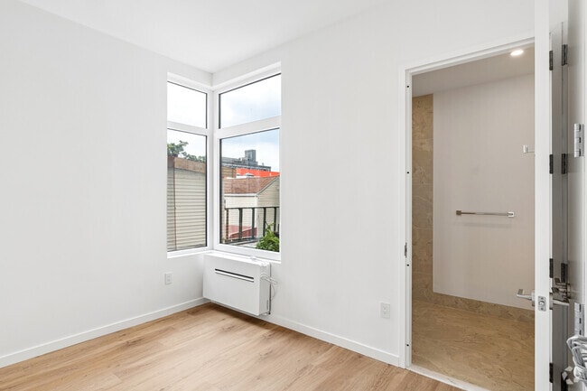 2BR, 2BA - 650SF - Bedroom