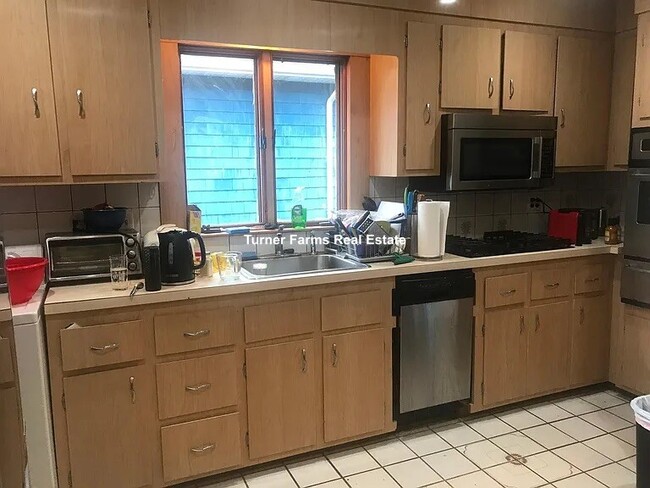 Building Photo - 24 Chetwynd Rd Unit 2