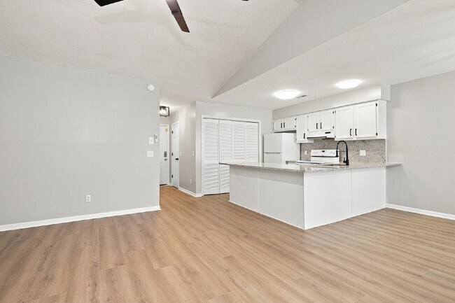Photo - 129 W Victoria Ct Unidad Apartment E