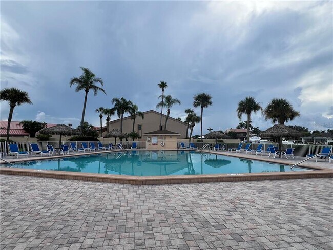 Photo - 4900 Brittany Dr S Unidad 305