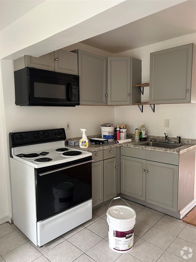 Building Photo - 56 Thompson St Unit 2 Rental