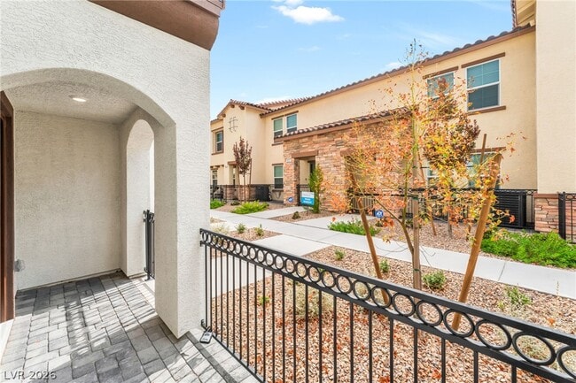 Photo - 913 Rosy Starling St