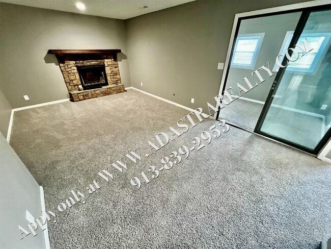 Photo - Updated 3 Bedroom 1 Bathroom Apartment in ...