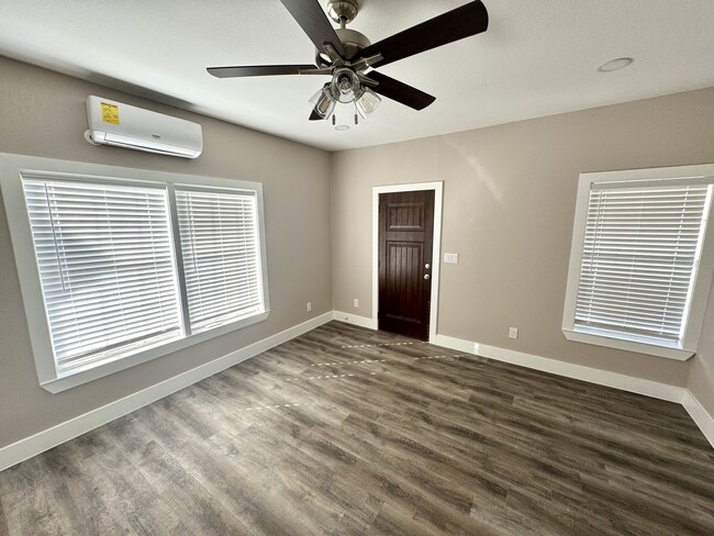 Living room - 600 W 8th St Casa Adosada