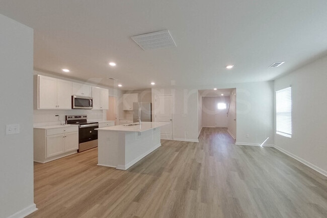 Photo - 112 Overstreet Way