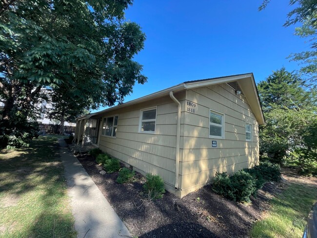 Building Photo - Duplex next to KU Campus Rental