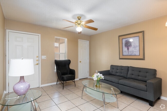 3BR, 2BA - 1,083SF - Living Room