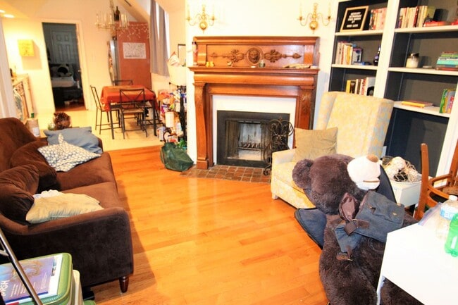 Building Photo - 3 bedroom 2 bath apartment in south broad street Unit 1