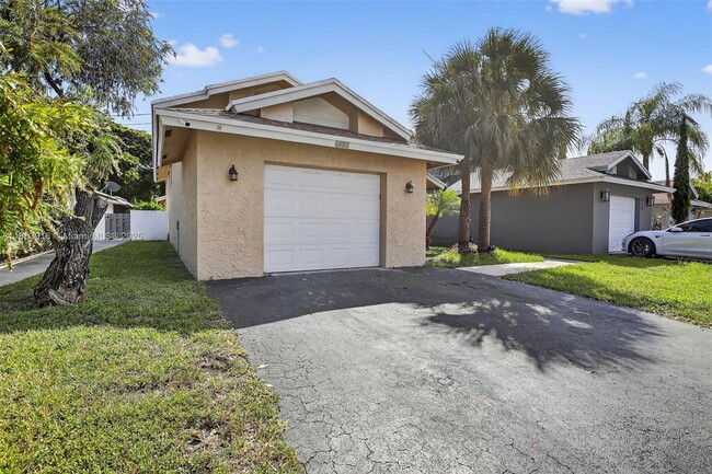 Photo - 581 Lakeside Cir