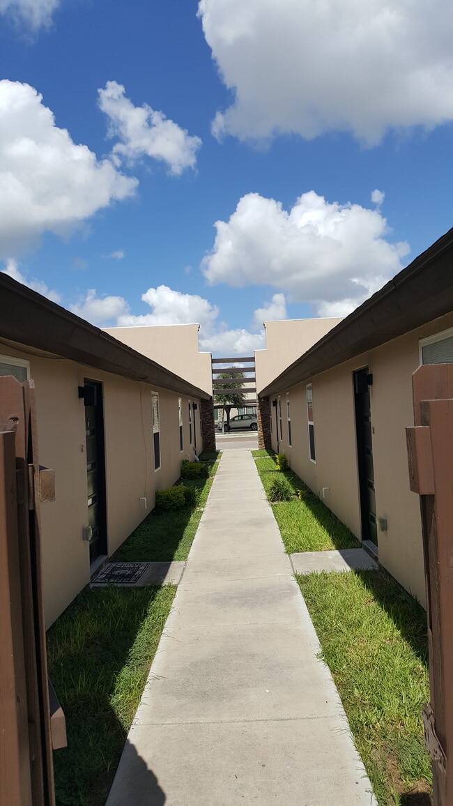 Photo - 1212 White Oak Drive Unidad 2