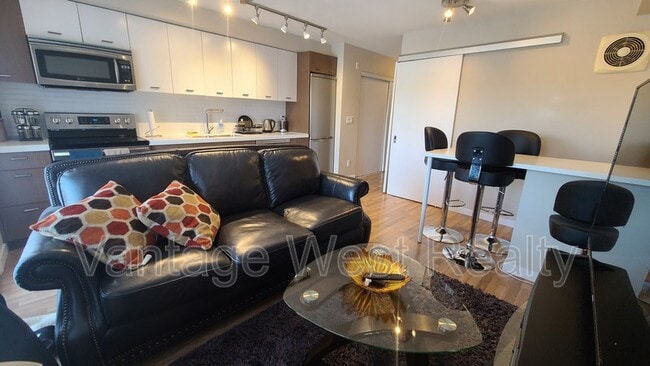 Photo - 1550-1550 Dickson Ave