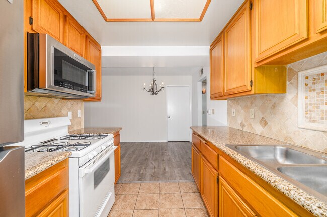 1BR, 1BA - 700SF - Kitchen