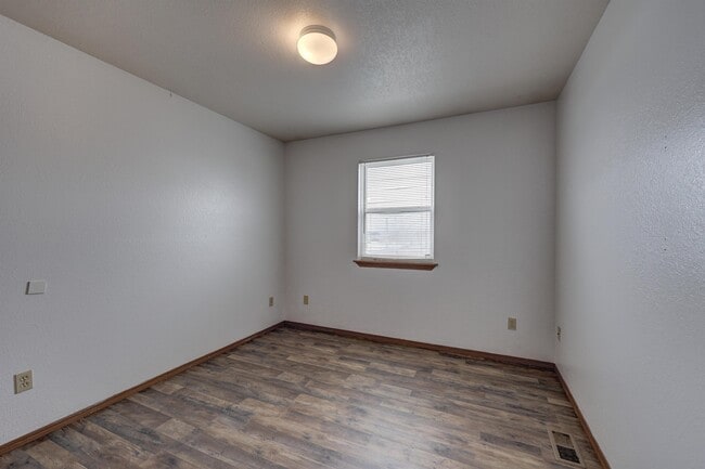 Photo - 627b S Walker St