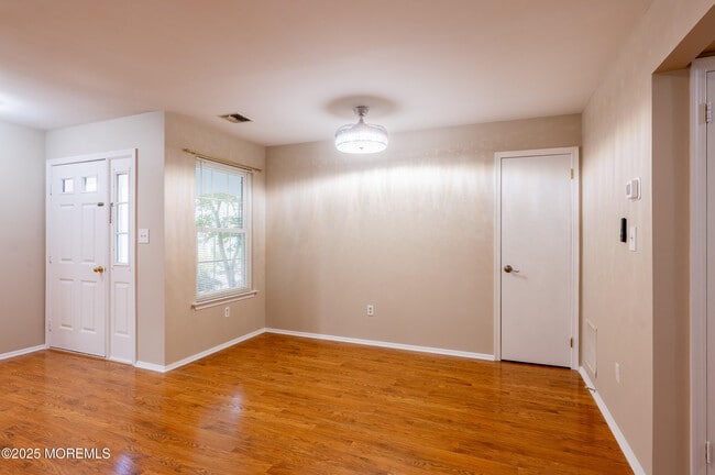 Photo - 157 Tulip Ln