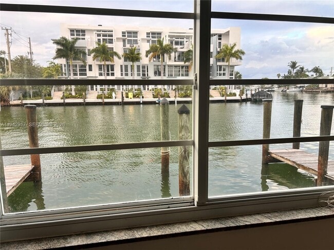 Building Photo - 7207 Bay Dr Unit 24