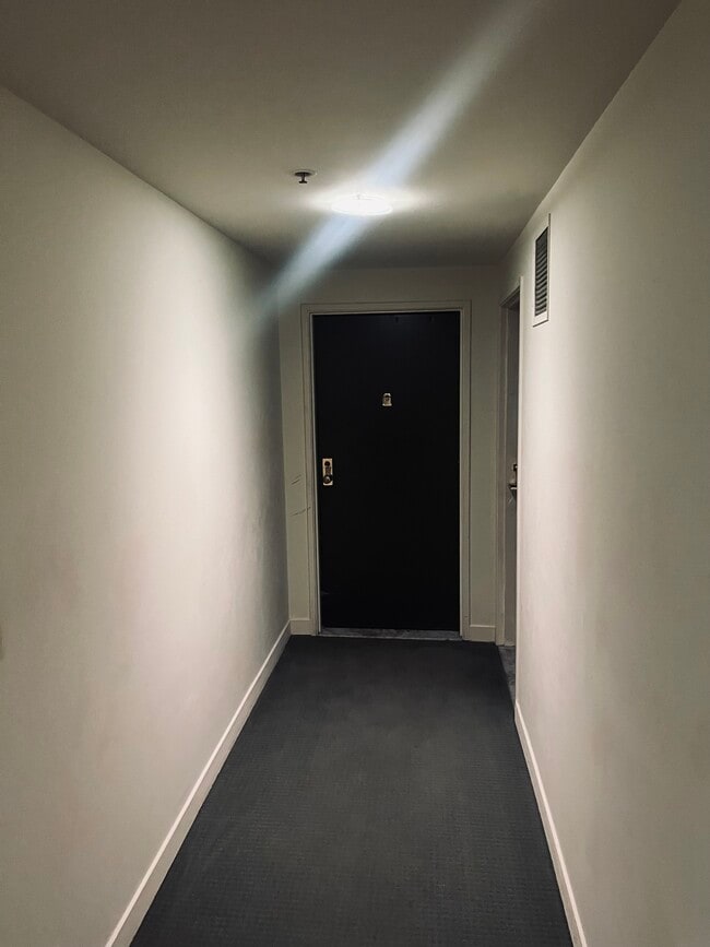 Caminando hacia la puerta principal. - 601 Van Ness Ave