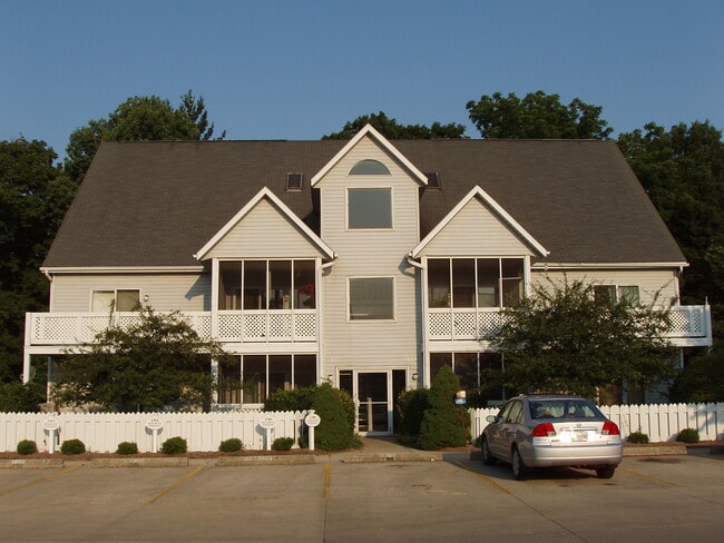 Building Photo - 1374 S College Mall Rd Unit Gentry Quarters