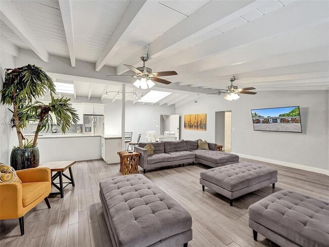 Photo - 2500 NE 19th St