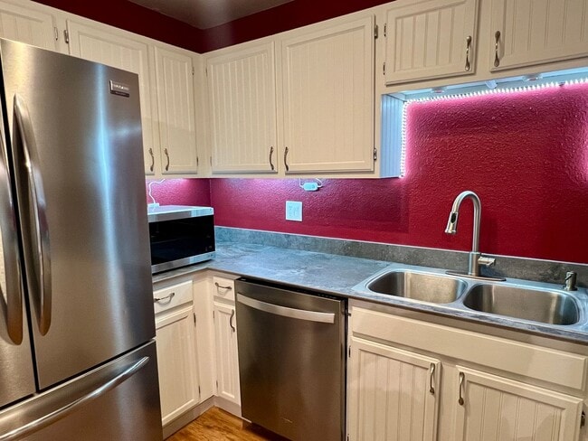 Photo - High speed internet included - 3 bedroom townhouse