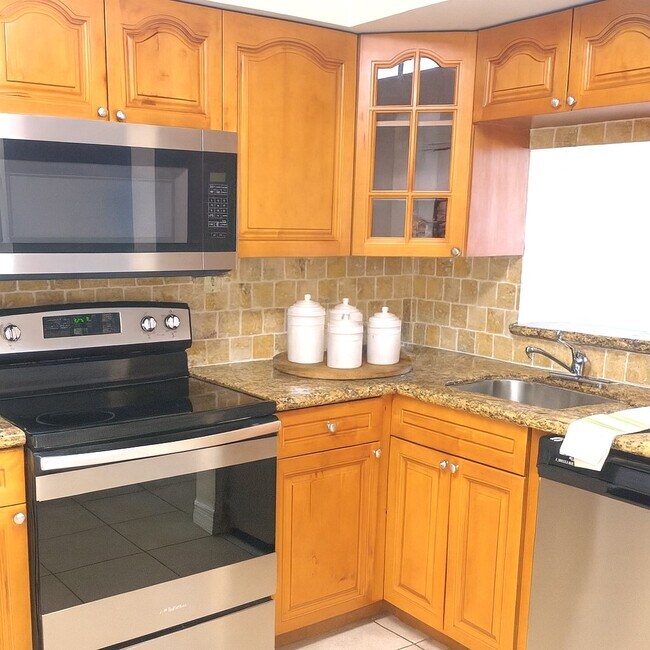 Building Photo - 705 NW 91st Ter Unit 705