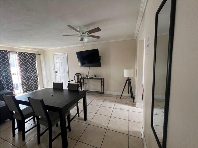 Photo - 427 SW 6th St Unit 4