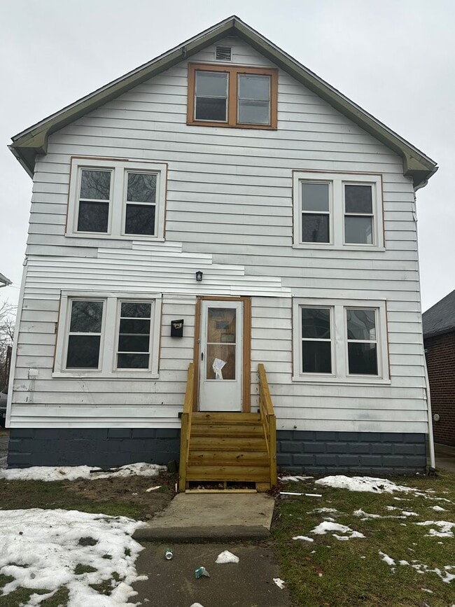 Building Photo - Cleveland East Side Single Cash Pay/Section 8